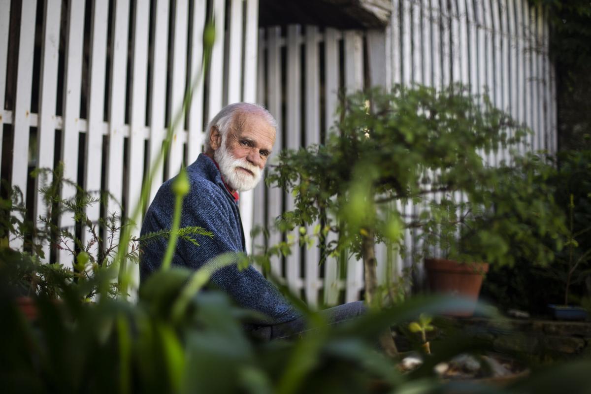 EL ESCRITOR GONZALO MOURE EN SU CASA DE FIGUERAS. SERIE "ASTURIANOS. RETRATO COLECTIVO DE UNA REGION"