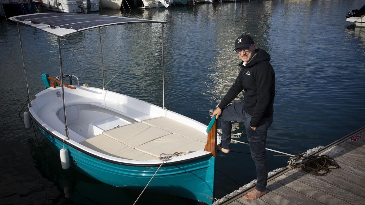 Sergi Roses con uno de los laúdes propulsado con energía solar en el Port Olímpic