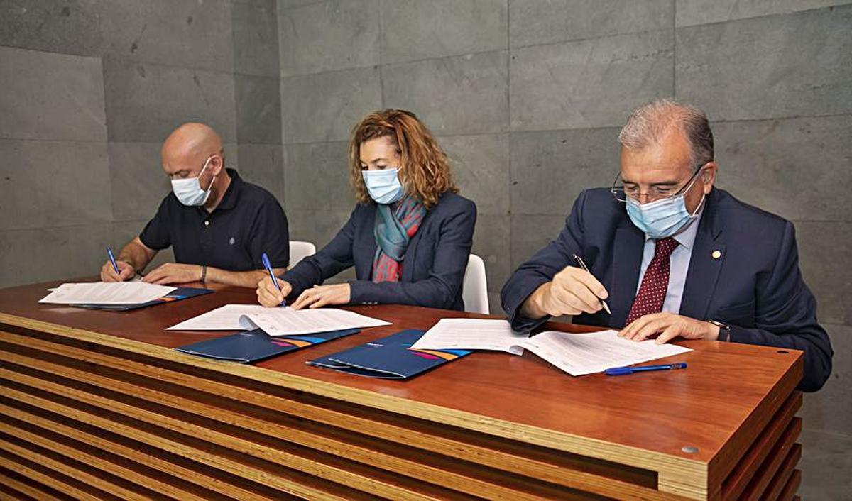 Firma del convenio. | | E.D.