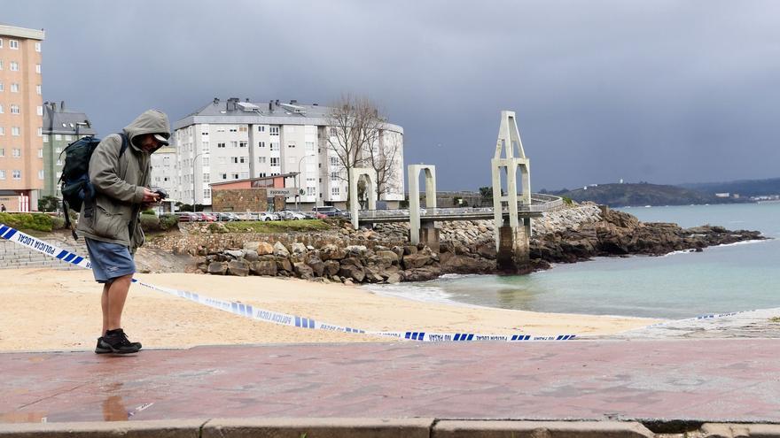 Cierran las playas de A Coruña por una invasión de la medusa carabela portuguesa