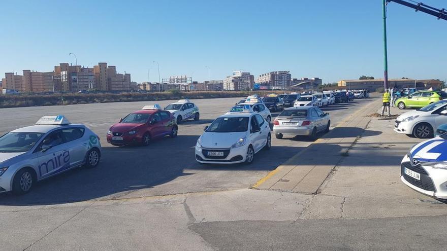 Varias autoescuelas organizaron ayer una pequeña marcha hasta la DGT.