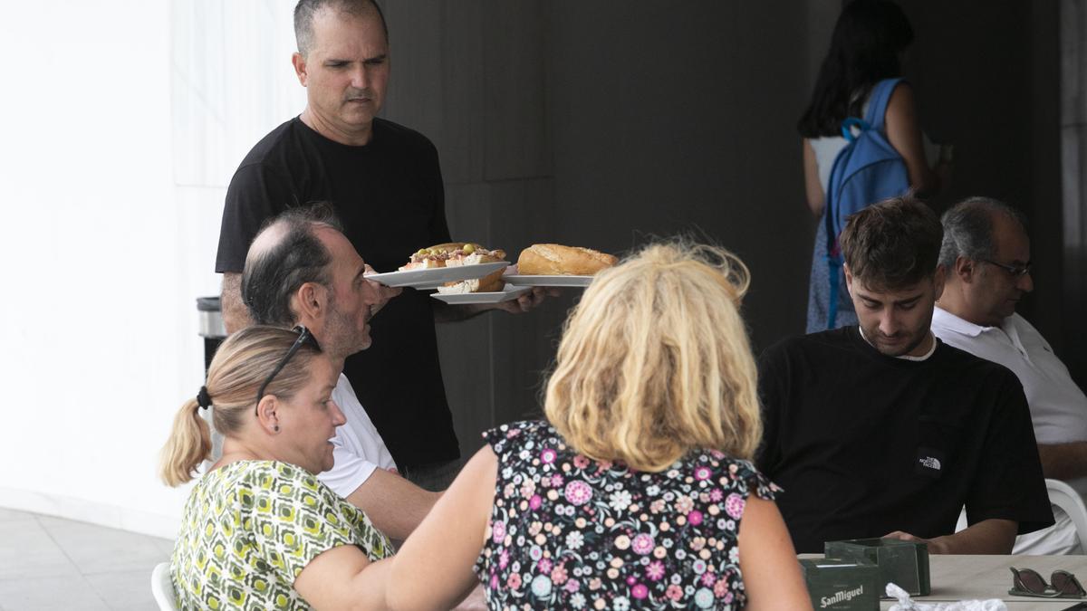 Un camarero trabajando en un bar de València.