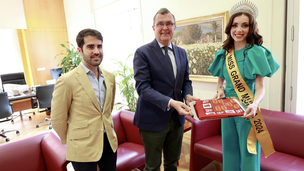 El edil de Cultura, Diego Avilés (i.) y el alcalde, José Ballesta, (.) reciben en el Ayuntamiento a Marta Albaldejo, recién proclamada Miss Grand Murcia (d.).