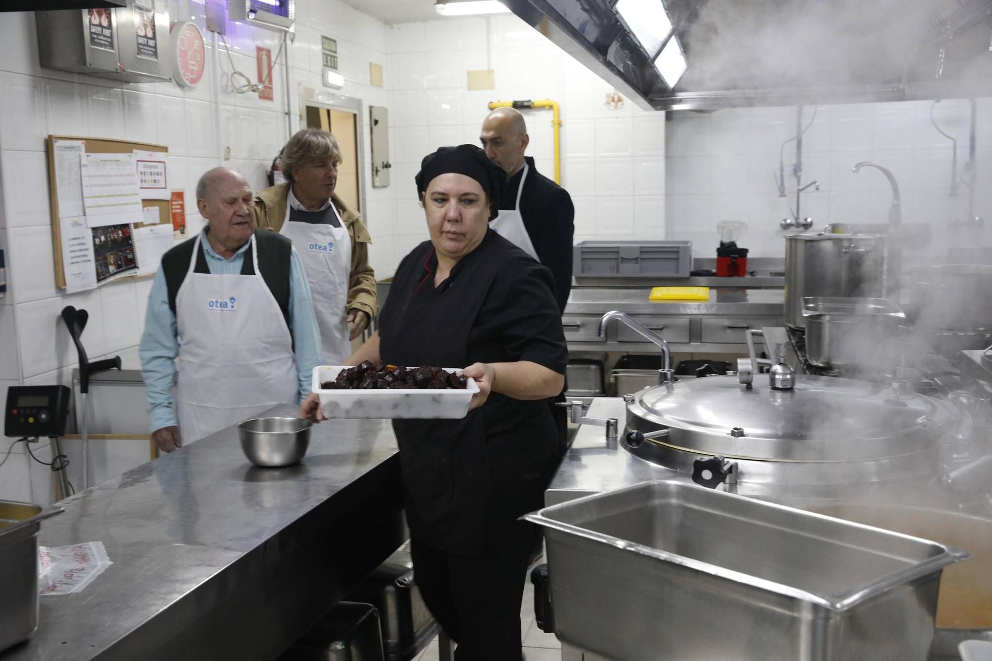 Otea sirve el menú de Antroxu en la Cocina Económica de Gijón (en imágenes)