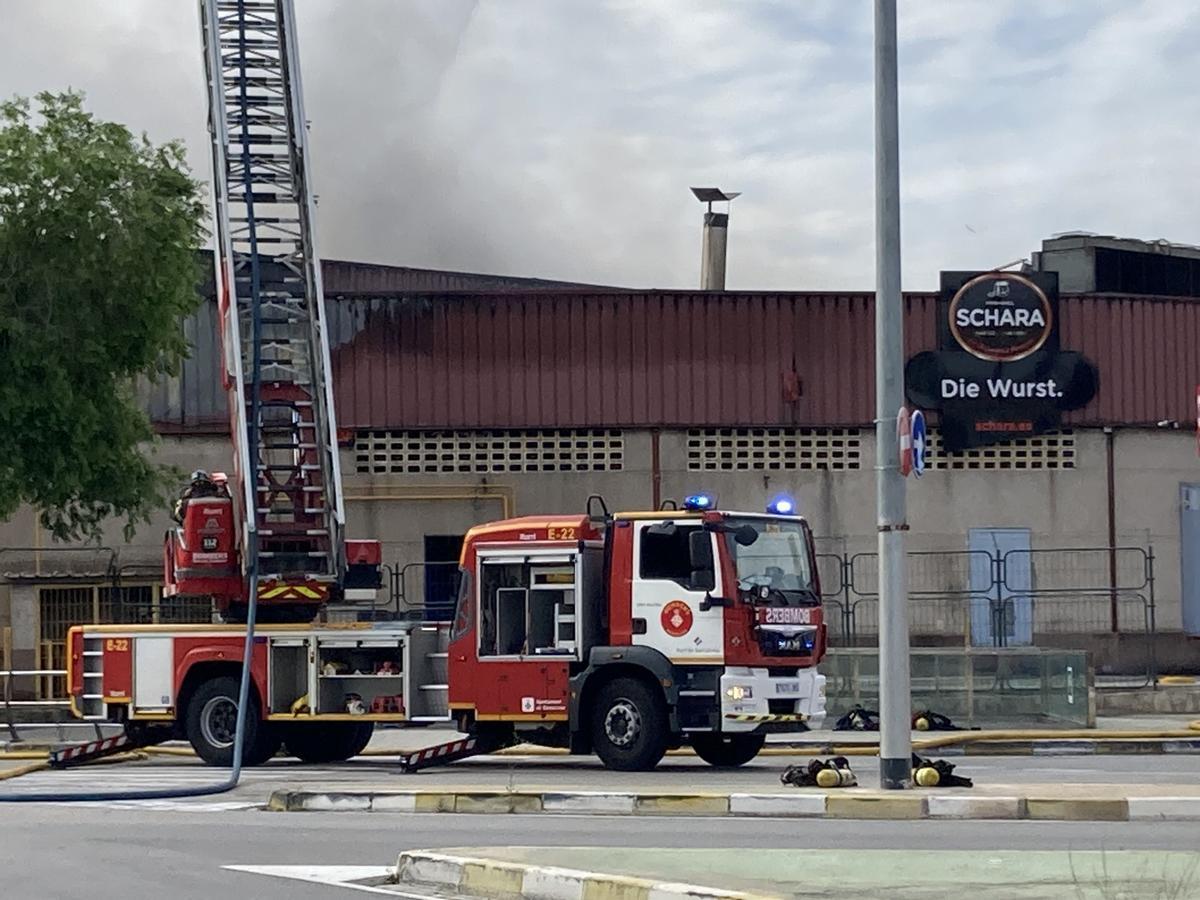 Incendio en la nave de la empresa cárnica Schara en Mercabarna.