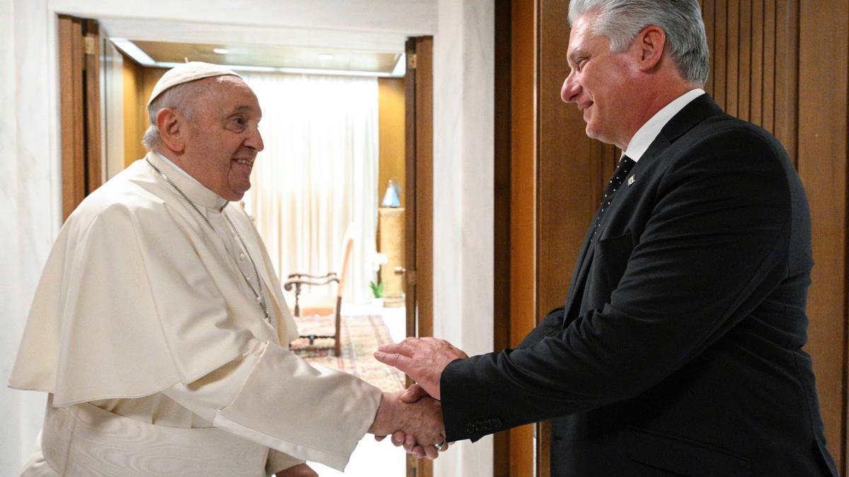 El Papa Francisco (i) saluda al presidente cubano Miguel Diaz-Canel (d).