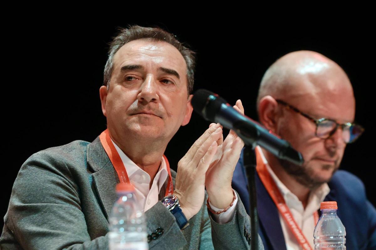 Robert Raga, en primer término, en un acto del PSPV.