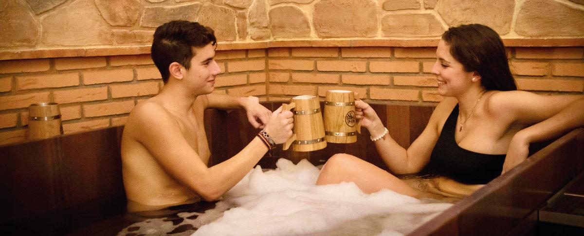 Una experiencia de baño en barrica de cerveza en un 'beer spa'