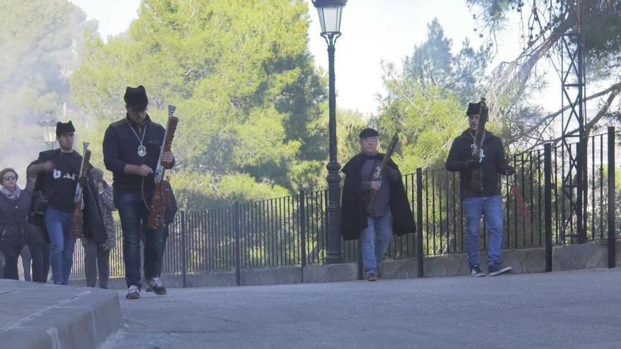 Los &#039;tiraores&#039; de Yecla disparan por última vez sus arcabuces en honor a la Virgen