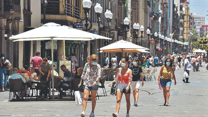 Varias personas, en la calle Triana de Las Palmas de Gran Canaria, con mascarillas.