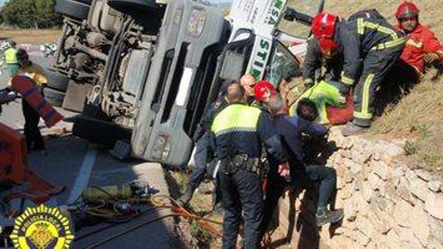 Vuelca un camión en la rotonda de acceso sur a la Autopista AP7