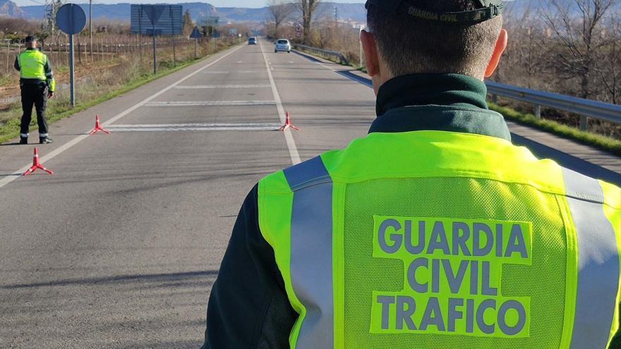 Archivo - Agentes de la Guardia Civil de Tráfico.