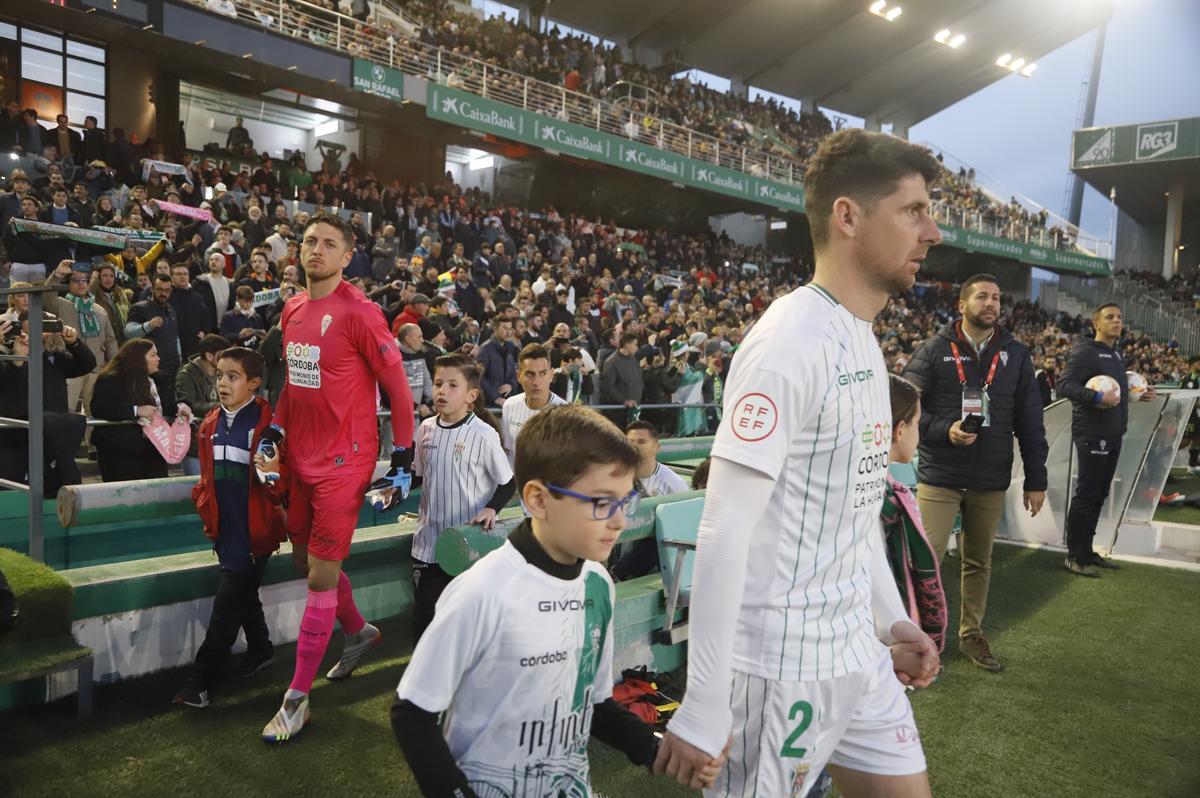 El capitán, Javi Flores, salta al campo en el Córdoba CF-Real Madrid Castilla.