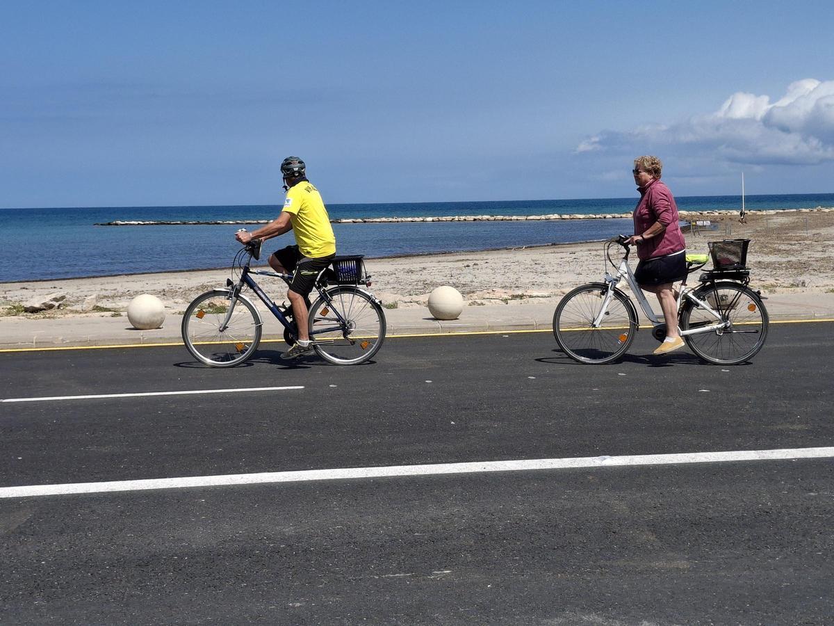 Dos ciclistas por el vial ensanchado del puerto de Dénia