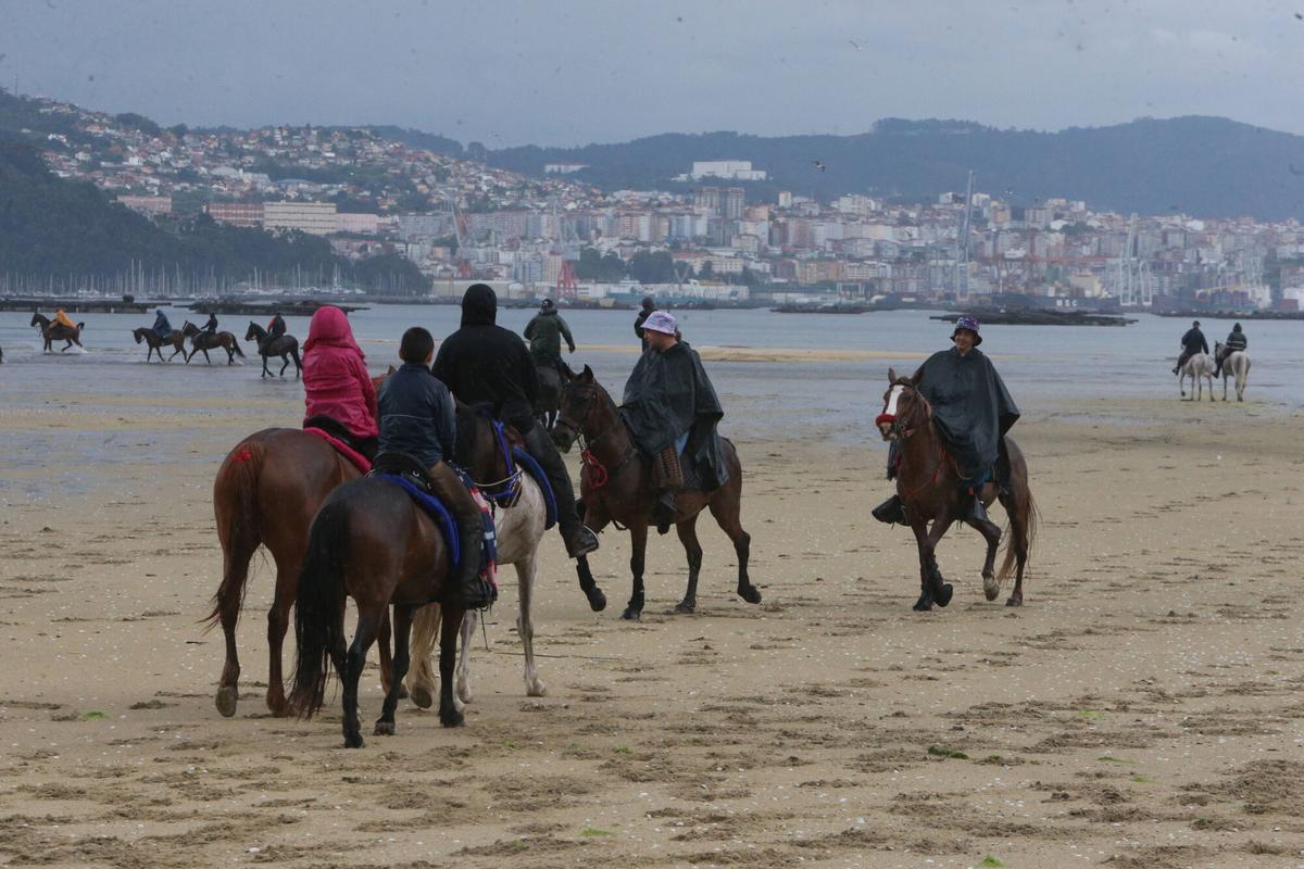 Alrededor de 70 jinetes procedentes de diferentes zonas de la comarca, de Vigo, Baiona y hasta de Pontecaldelas participaron en la XIII Xuntanza Cabalar