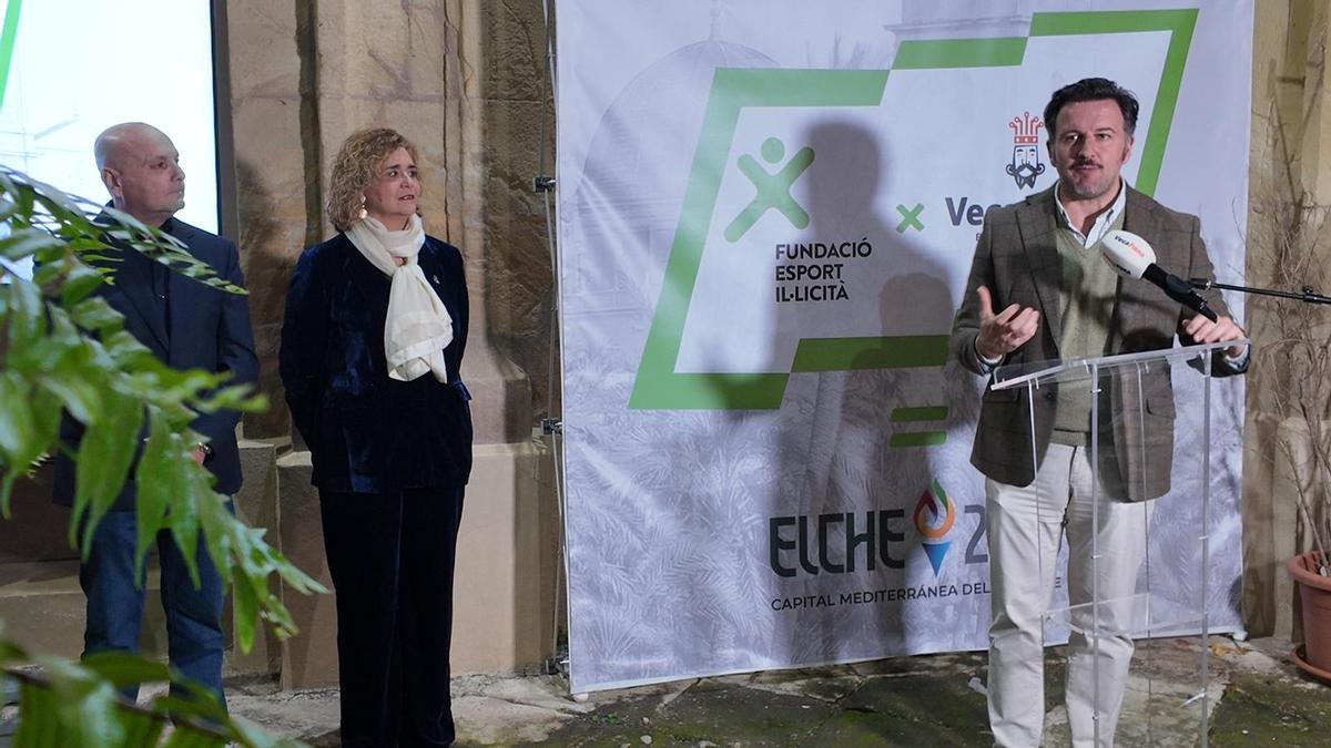 Ruz pronuncia su discurso ante la presencia de los representantes de VegaFibra y la Fundación