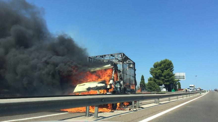 El incendio de un camión en la salida hacia Picanya  provoca retenciones