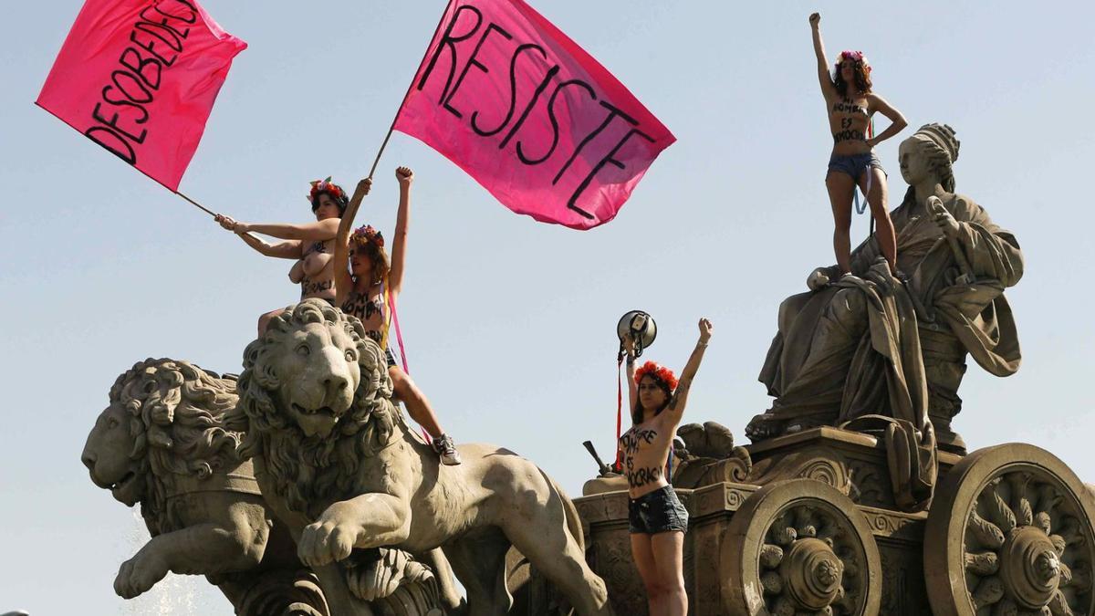 Protest gegen die „ley mordaza“ im Juli 2015: Demonstrantinnen auf dem Cibeles-Brunnen in Madrid.