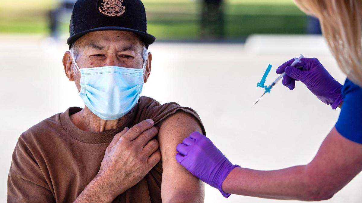 Archivo - Un hombre recibe una dosis de la vacuna contra el coronavirus en Los Angeles.
