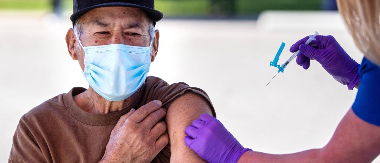 Archivo - Un hombre recibe una dosis de la vacuna contra el coronavirus en Los Angeles.