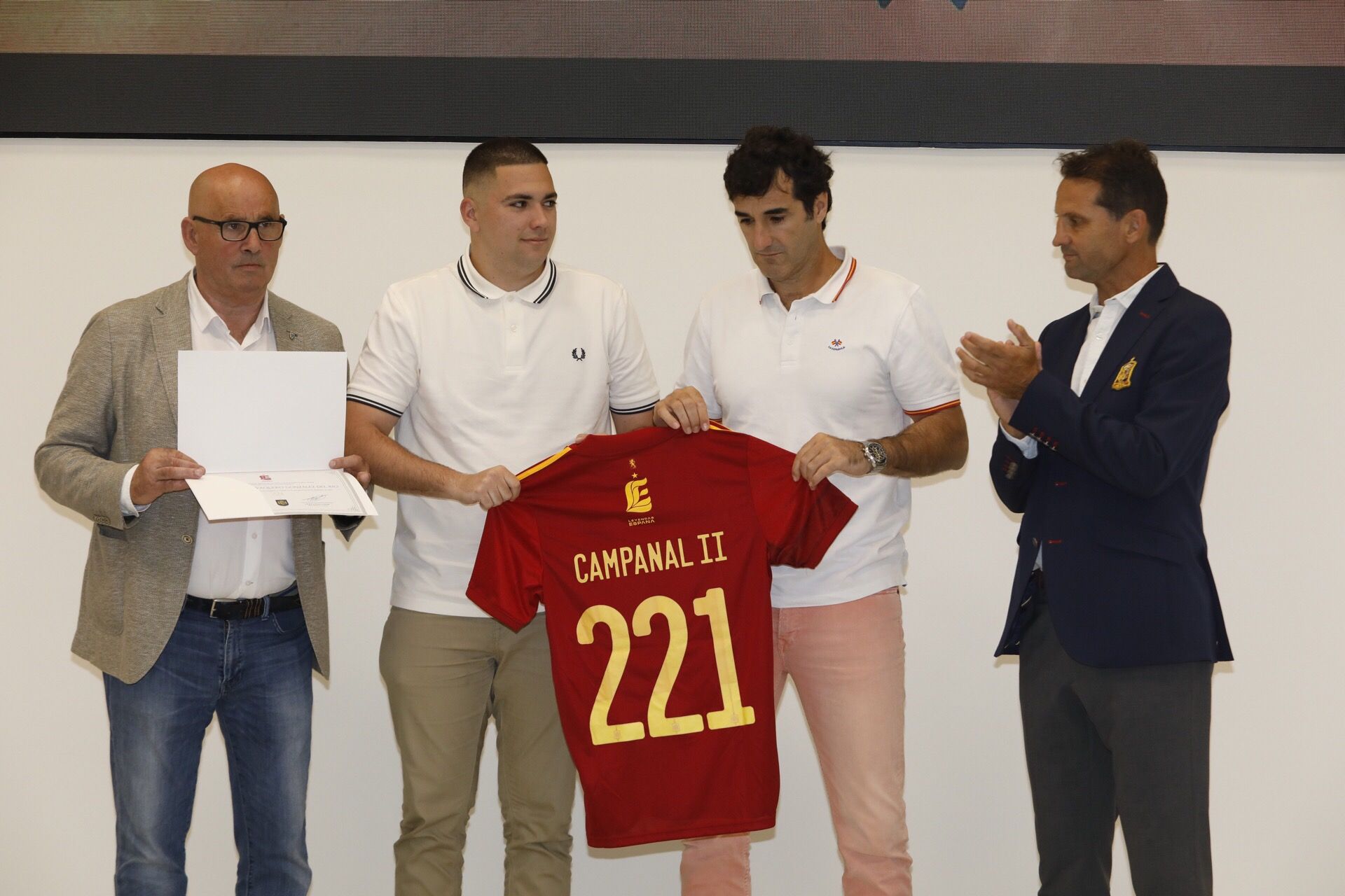 En imágenes: Así fue el homenaje a los futbolistas asturianos que han vestido la roja