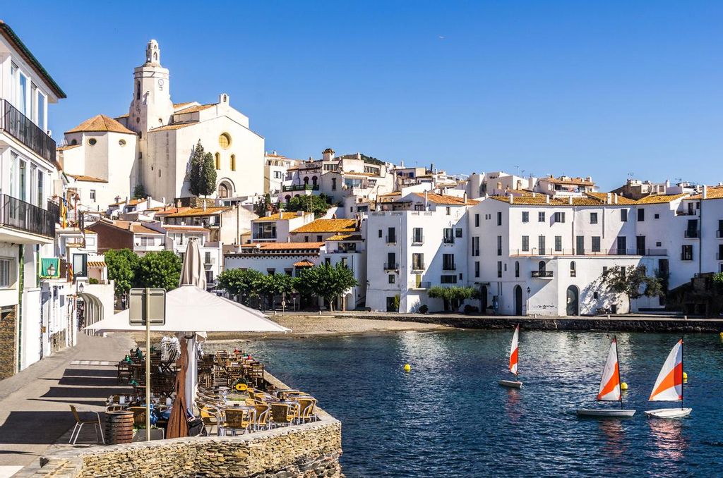 Vista de Cadaqués desde el mar, en Girona