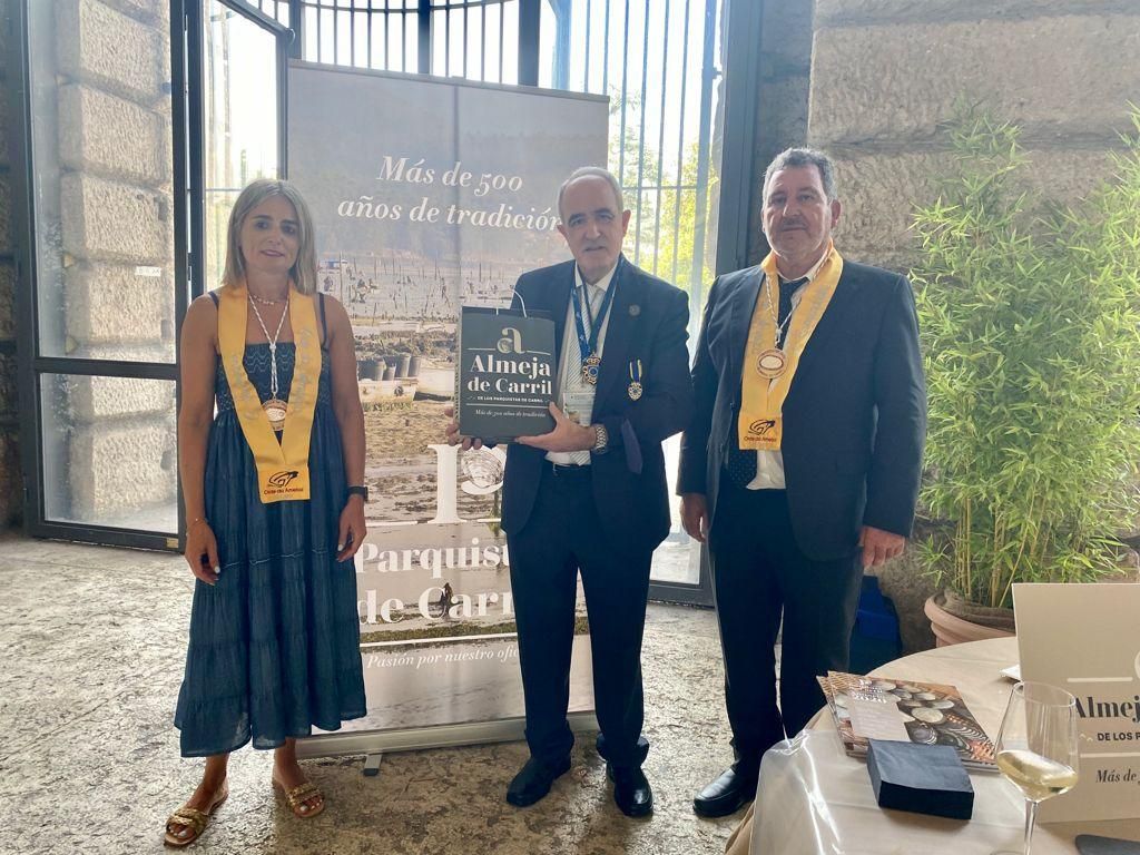 Un momento de la promoción de la almeja de Carril llevada a cabo en Italia, con Ana Rivas y José Luis Villanueva.