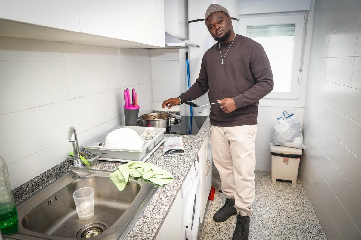 Bamba, en la cocina del piso, prepara un guiso de su país.