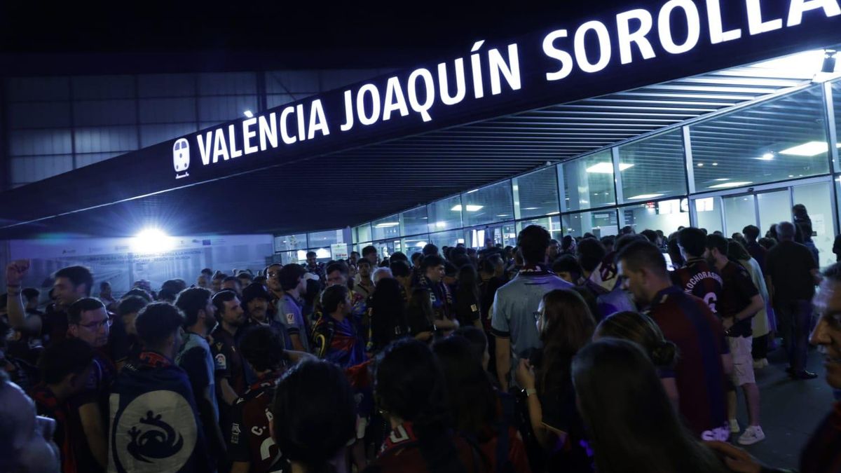 La afición del Levante UD aguarda a las puertas de Joaquín Sorolla la lelgada de sus ídolos