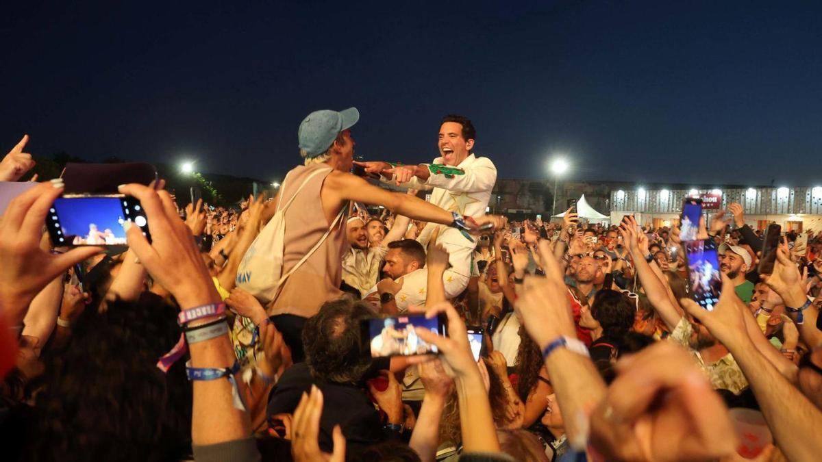 Recibimiento del público el pasado año a Mika que actuó en el Atlantic Fest, en la playa de Compostela.