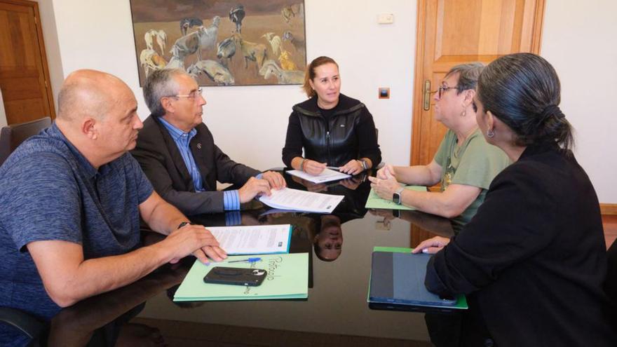 Momento de la firma del convenio entre Cabildo insular y AECC. | | LP/DLP