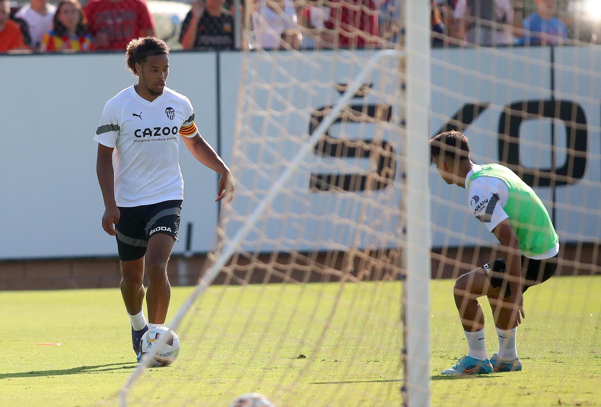 La anécdota de los brazaletes de capitán en el último entrenamiento del Valencia CF