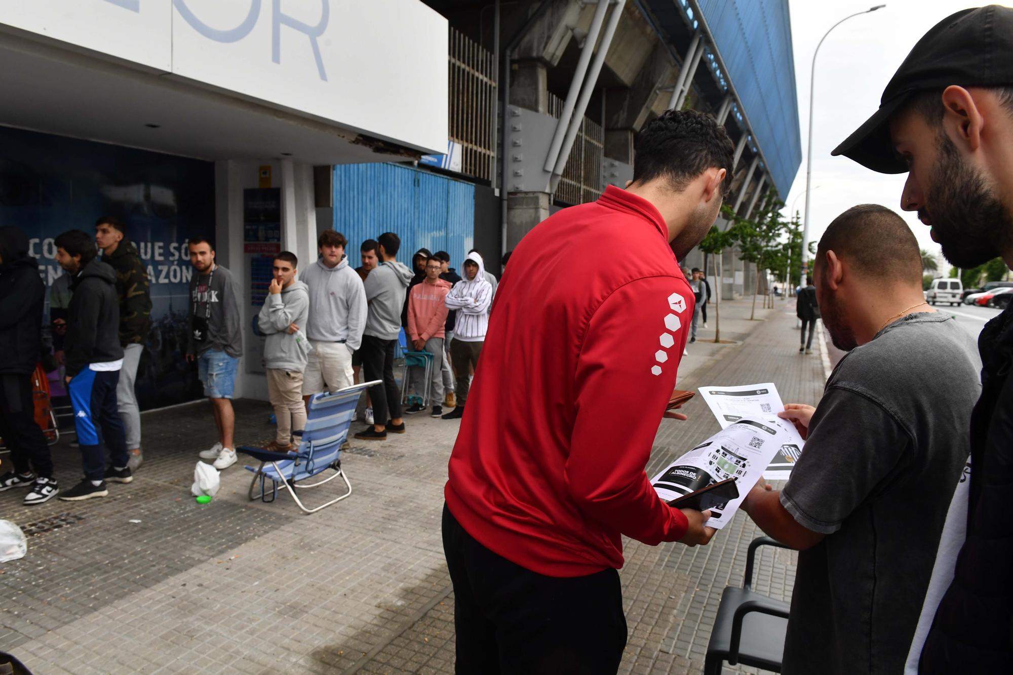 Colas en Riazor por las entradas para el partido del Dépor en Castellón