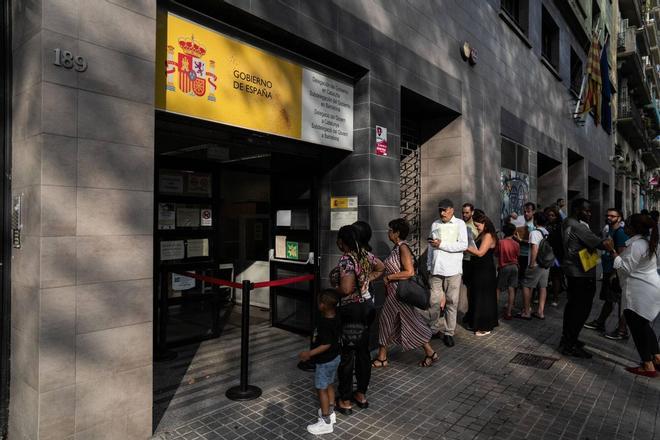 Colas ante la Oficina de Extranjería en el paseo de Sant Joan, en Barcelona / Zowy Voeten