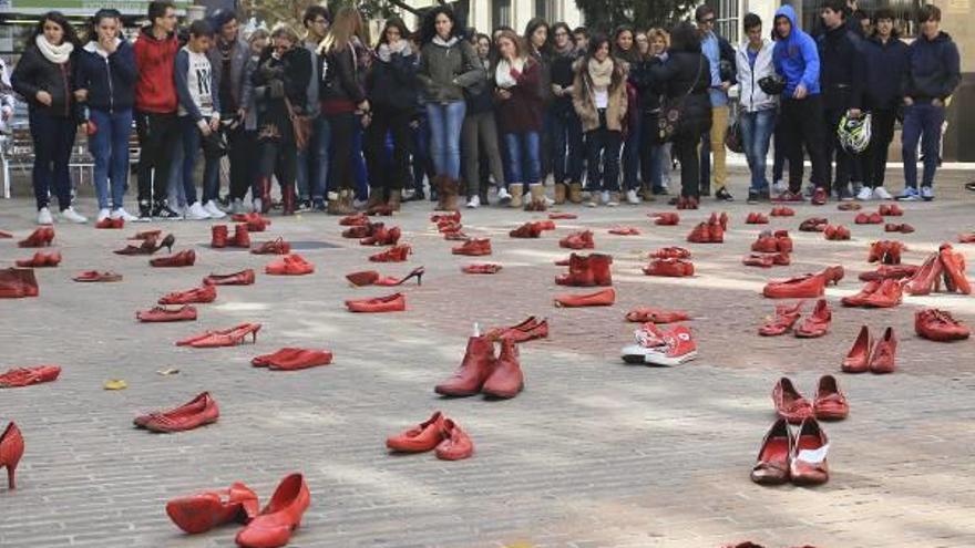 Concentración y «performance» en el centro de Gandia durante un Día Internacional contra la Violencia de Género.