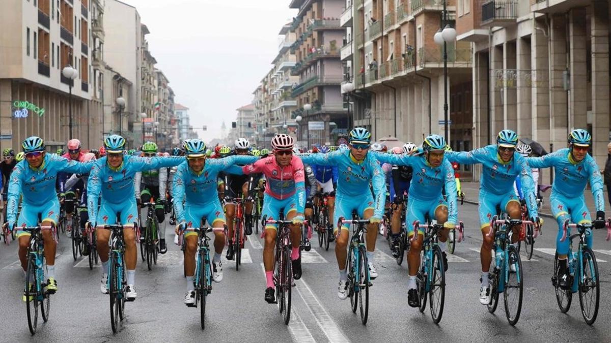 Vincenzo Nibali, en el centro de rosa, con sus compañeros del Astana