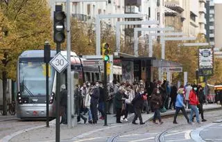 La huelga frena la recuperación del autobús en favor del tranvía en Zaragoza