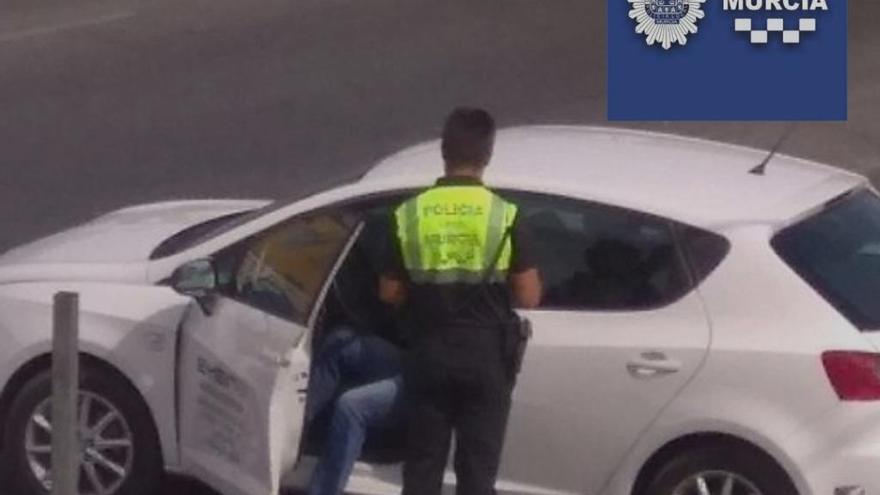 Los agentes intervienen en el accidente.