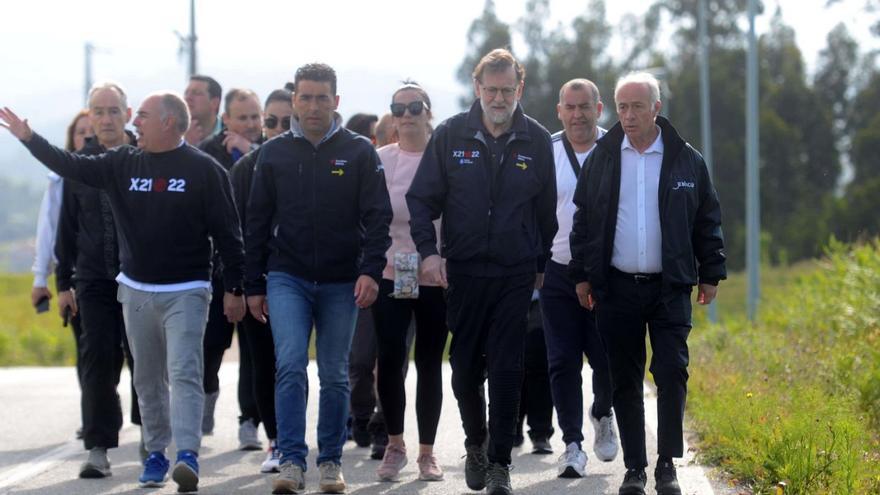 Mariano Rajoy pasea por la Variante Espiritual en compañía del PP de Vilanova
