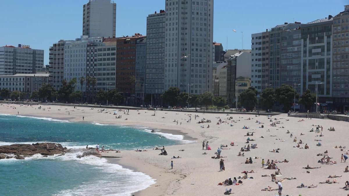 Bañistas en la playa de Riazor.