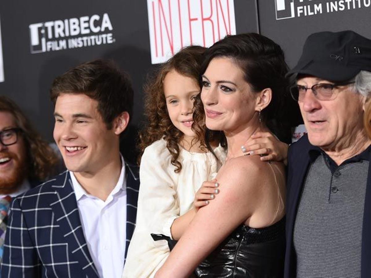 Adam Devine, Jo Jo Kushner, Anne Hathaway y Robert De Niro, en el estreno de 'The Intern' en Nueva York