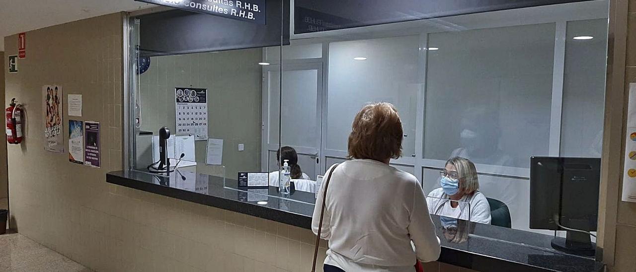 Una mujer es atendida en el interior del Hospital Lluís Alcanyís de Xàtiva, en una foto de archivo. | LEVANTE-EMV