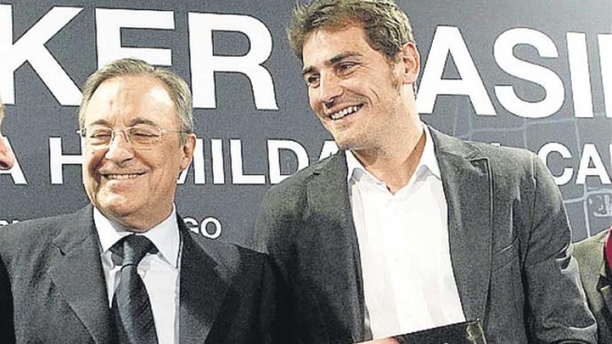 Florentino Pérez junto a Íker Casillas