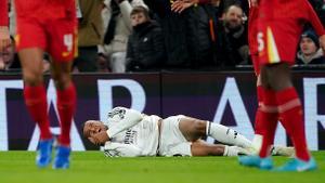 Kylian Mbappé, jugador del Real Madrid, se duele tras un golpe durante el partido frente al Liverpool.