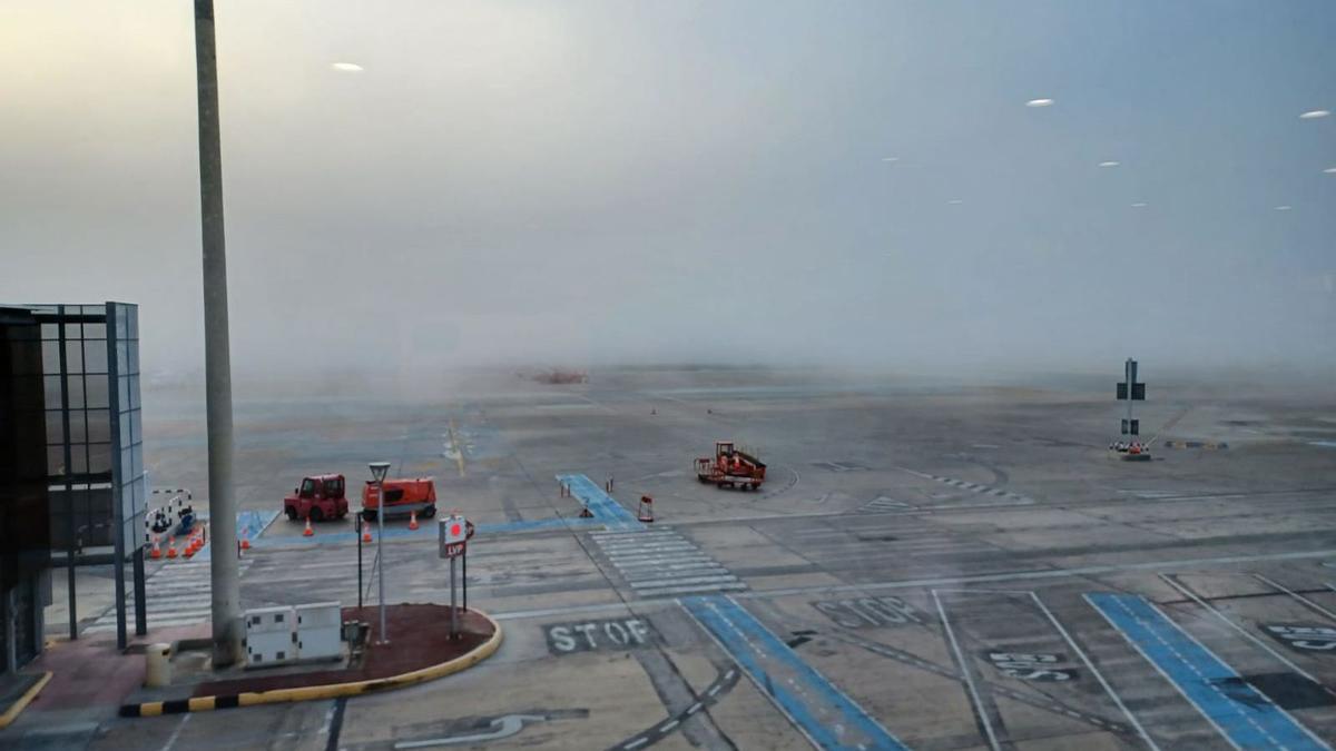 El aeropuerto de Ibiza amaneció cubierto por una espesa niebla que impidió los aterrizajes y despegues durante varias horas.