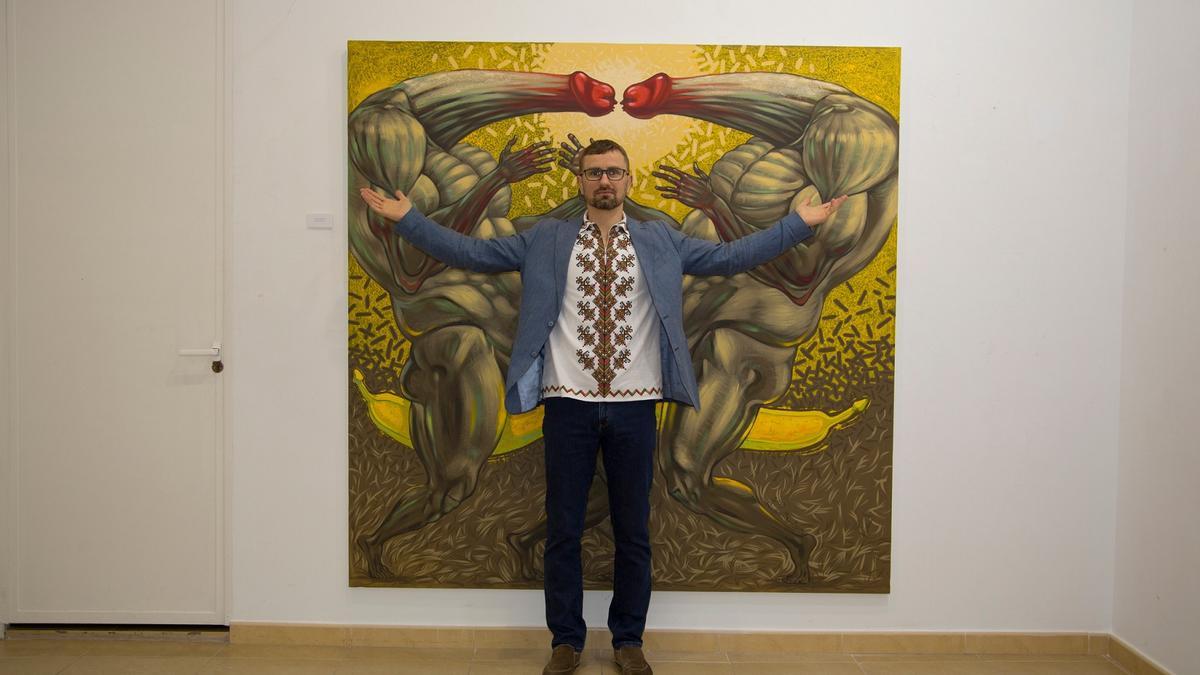 Andrii Krytsun, con la obra de más tamaño de esta muestra solidaria.