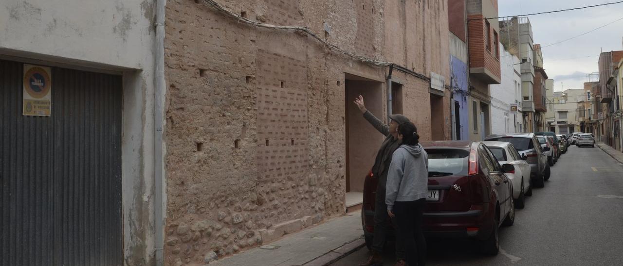 Rehabilitan un tramo de la muralla histórica de Moncofa en la calle Sant Roc.
