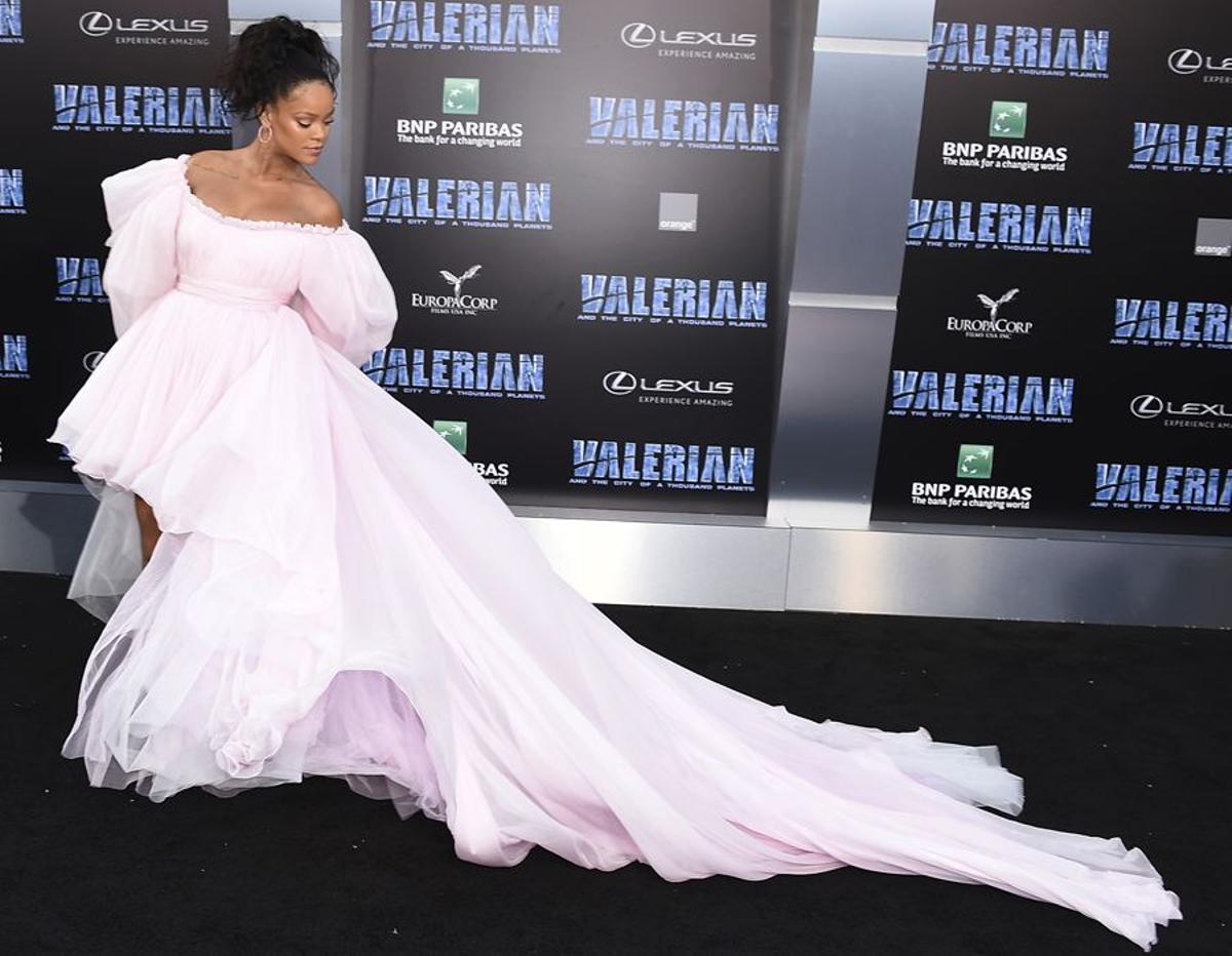 La cola del vestido rosa de Rihanna