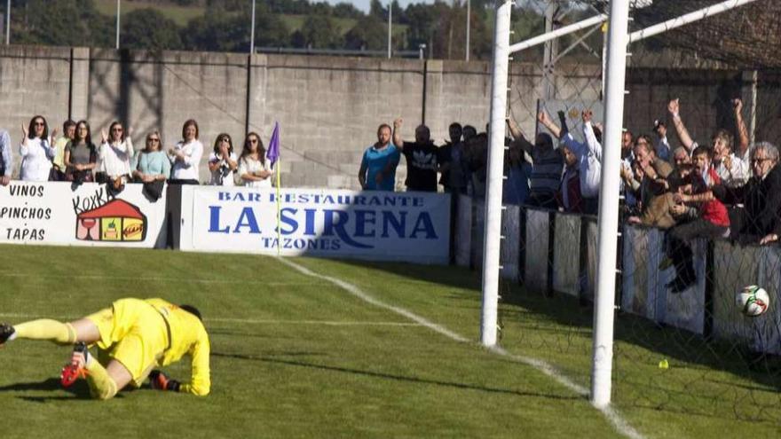 El portero céltico Iván poco pudo hacer en el primer gol del Lealtad. // Fernando Rodríguez