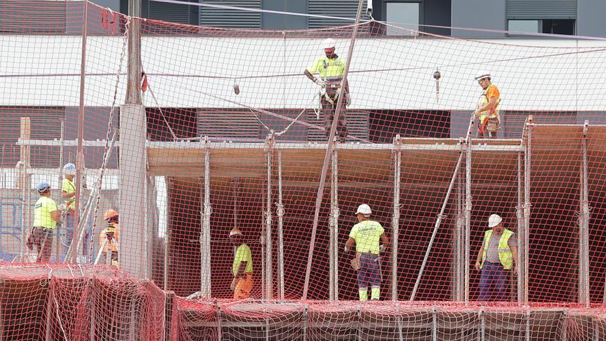 Obreros trabajan en la construcción.